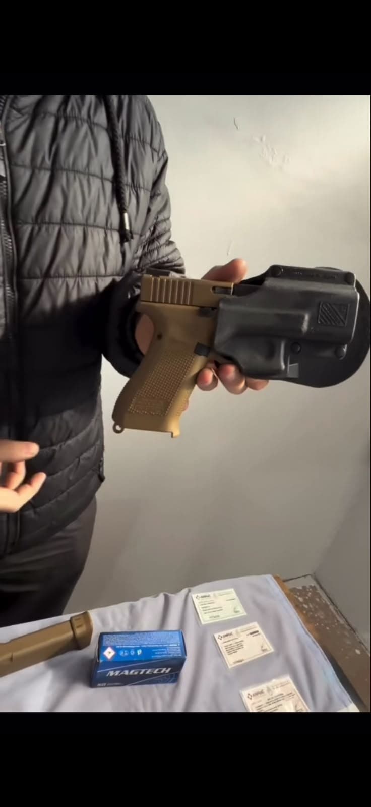 Pistola con holster y accesorios